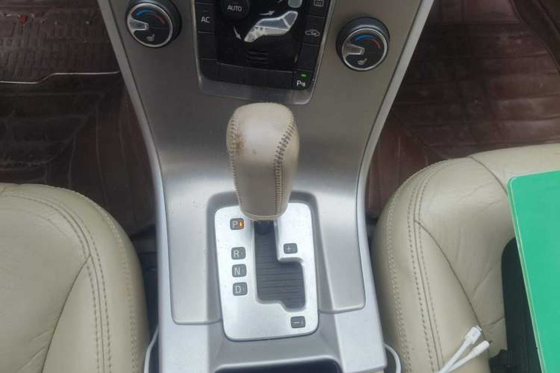 Used Volvo XC60 2011 2.0T Zhiya Edition Gear Lever