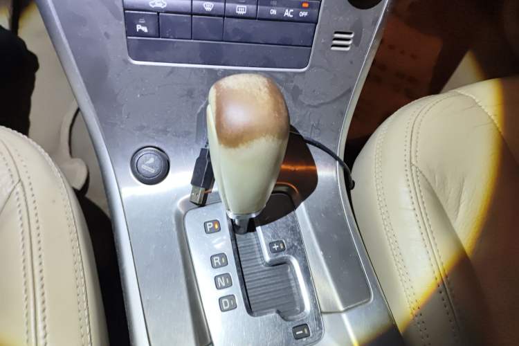 Used Volvo XC60 2011 2.0T Zhiya Edition Gear Lever