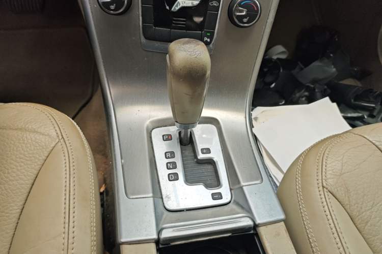 Used Volvo XC60 2011 2.0T Zhiya Edition Gear Lever