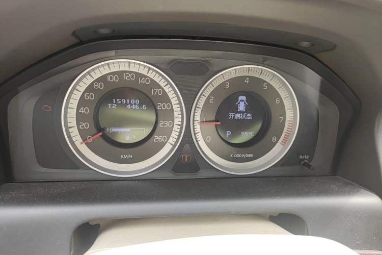 Used Volvo XC60 2011 2.0T Zhiya Edition Instrument Cluster
