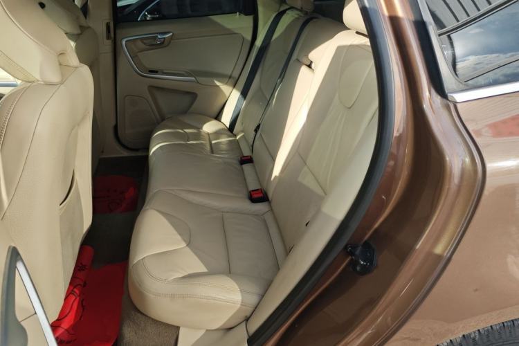 Used Volvo XC60 2011 2.0T Zhiya Edition Left Rear Seat