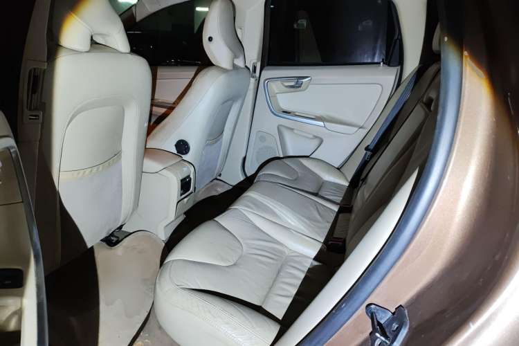 Used Volvo XC60 2011 2.0T Zhiya Edition Left Rear Seat