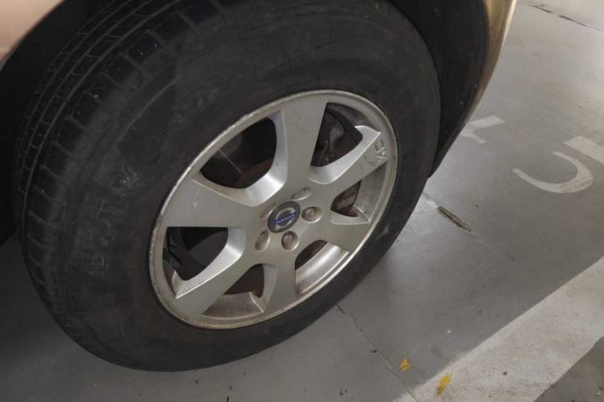 Used Volvo XC60 2011 2.0T Zhiya Edition Right Front Wheel Hub