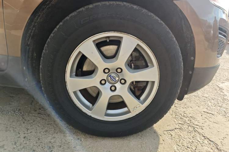 Used Volvo XC60 2011 2.0T Zhiya Edition Right Front Wheel Hub