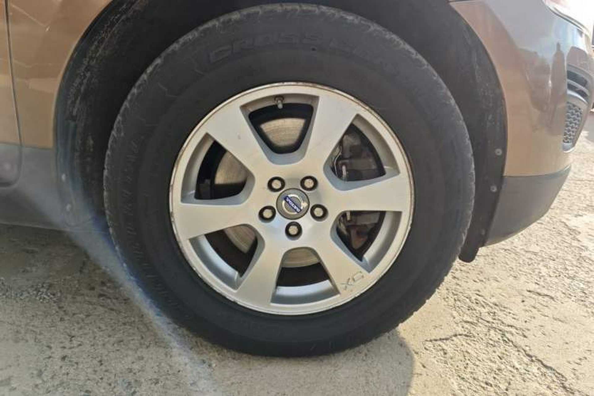 Used Volvo XC60 2011 2.0T Zhiya Edition Right Front Wheel Hub