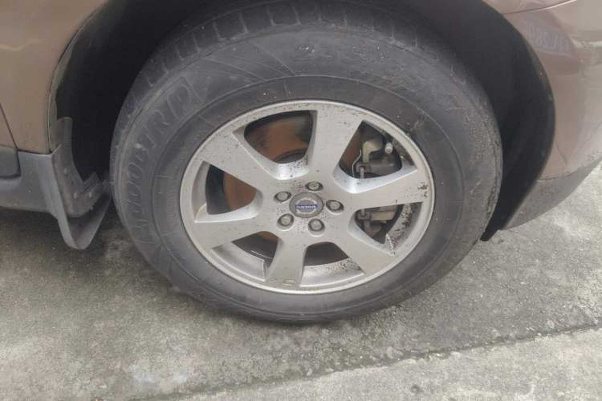 Used Volvo XC60 2011 2.0T Zhiya Edition Right Front Wheel Hub