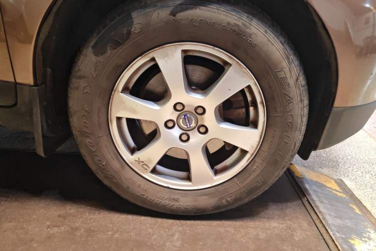 Used Volvo XC60 2011 2.0T Zhiya Edition Right Front Wheel Hub