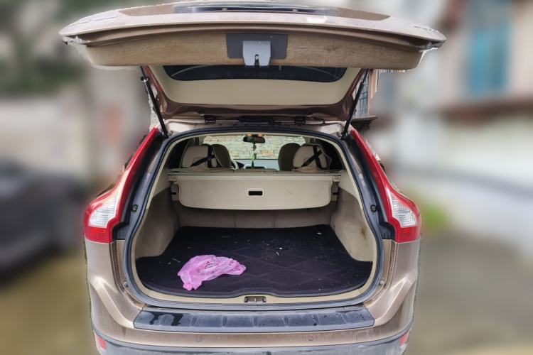 Used Volvo XC60 2011 2.0T Zhiya Edition Trunk