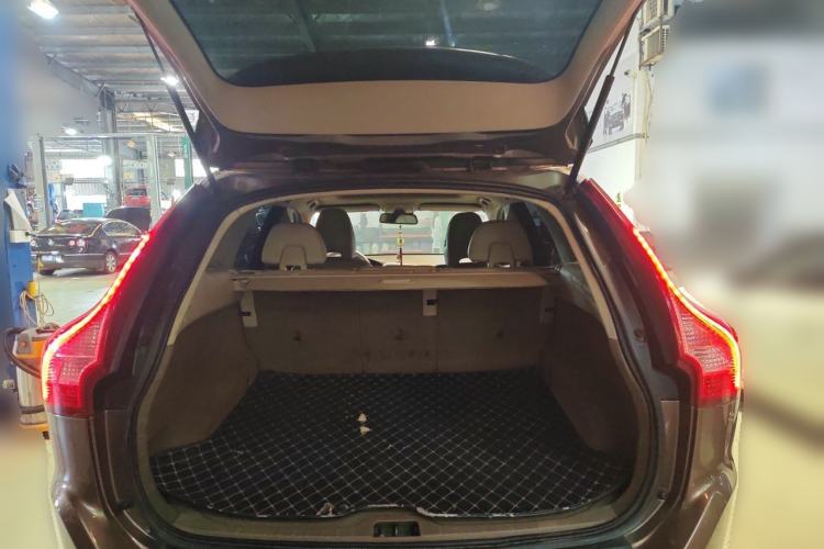 Used Volvo XC60 2011 2.0T Zhiya Edition Trunk