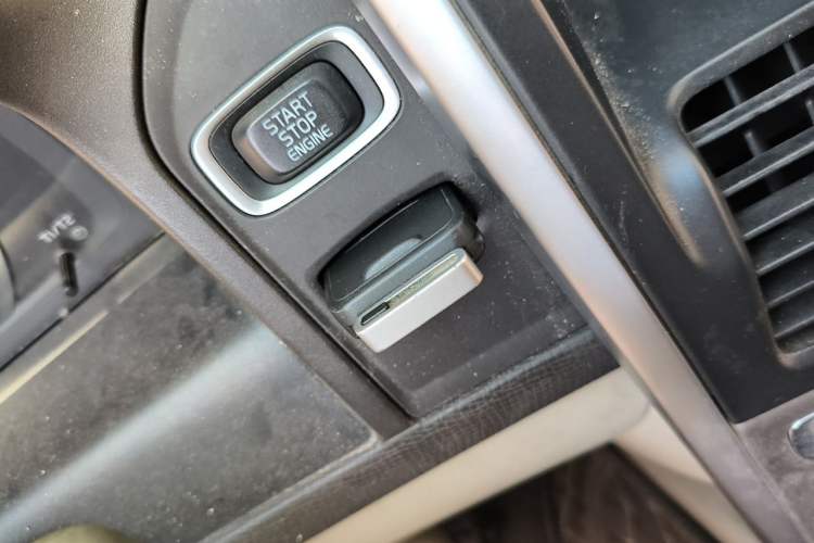 Used Volvo XC60 2011 2.0T Comfort Edition Vehicle Key