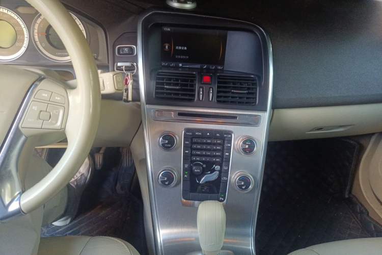 Used Volvo XC60 2011 2.0T Zhiya Edition Audio And AC Panel