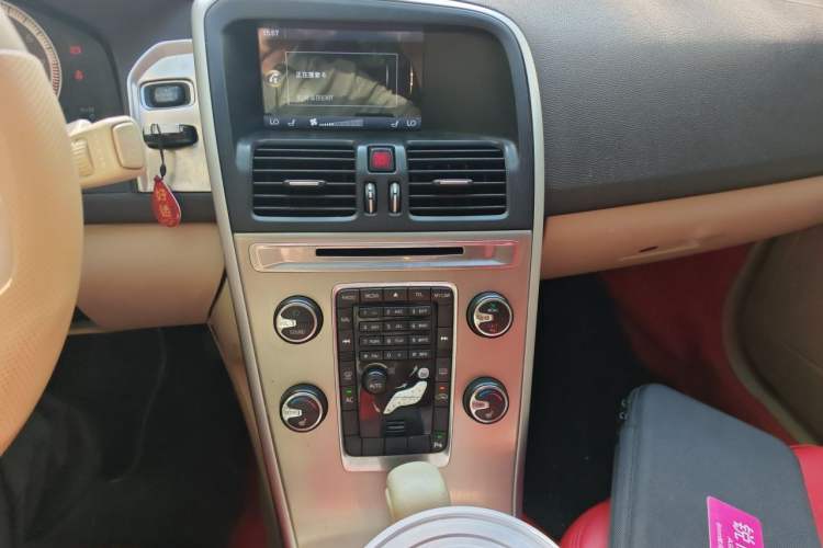 Used Volvo XC60 2011 2.0T Zhiya Edition Audio And AC Panel