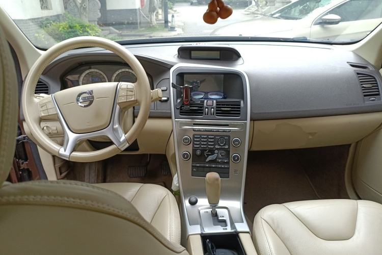 Used Volvo XC60 2011 2.0T Zhiya Edition Center Console