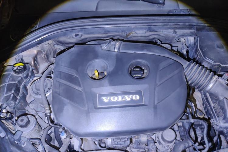 Used Volvo XC60 2011 2.0T Zhiya Edition Engine Bay