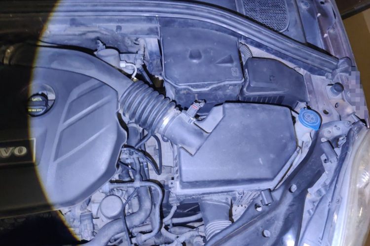 Used Volvo XC60 2011 2.0T Zhiya Edition Engine Bay Left