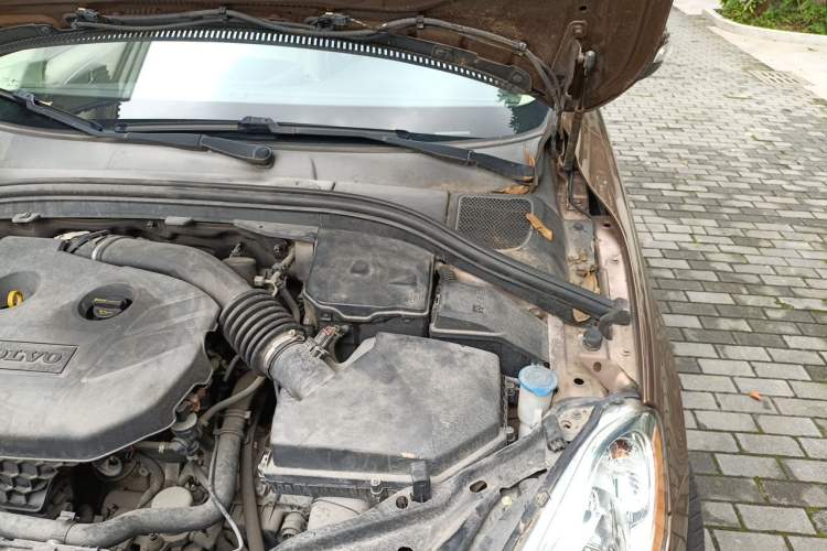 Used Volvo XC60 2011 2.0T Zhiya Edition Engine Bay Left