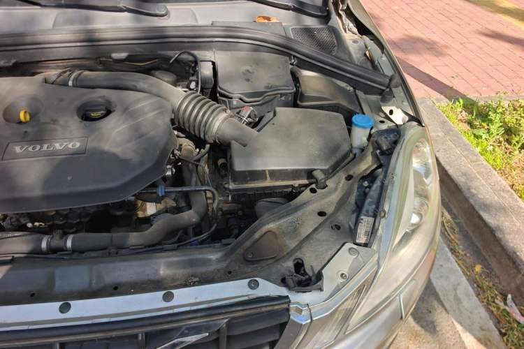 Used Volvo XC60 2011 2.0T Zhiya Edition Engine Bay Left