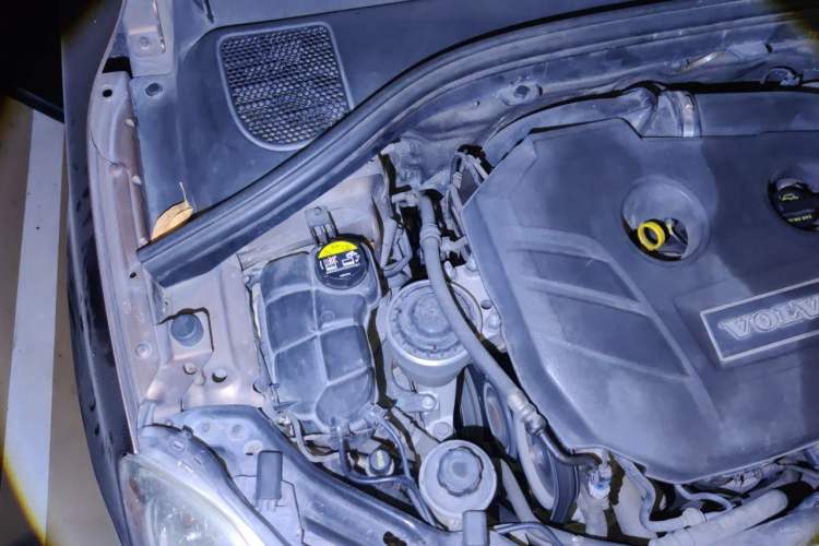 Used Volvo XC60 2011 2.0T Zhiya Edition Engine Bay Right
