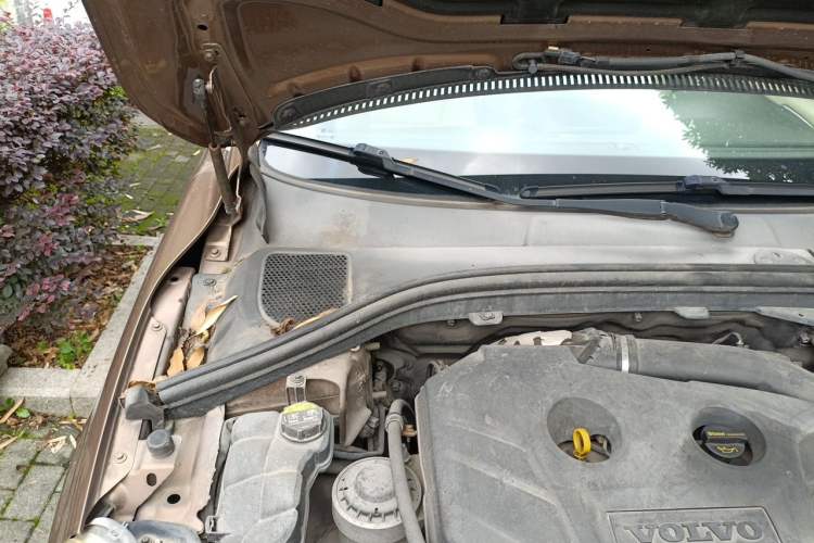 Used Volvo XC60 2011 2.0T Zhiya Edition Engine Bay Right