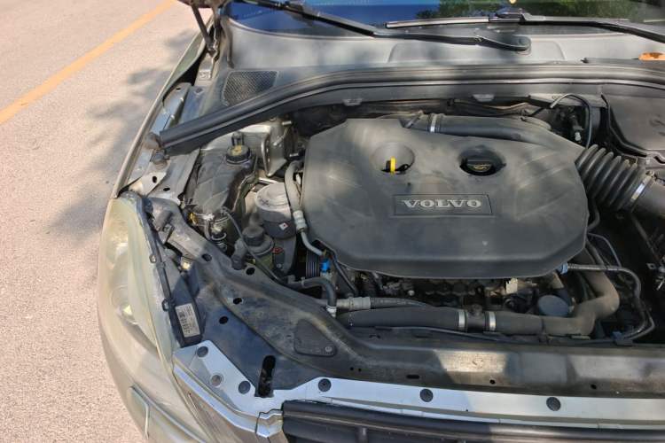 Used Volvo XC60 2011 2.0T Zhiya Edition Engine Bay Right