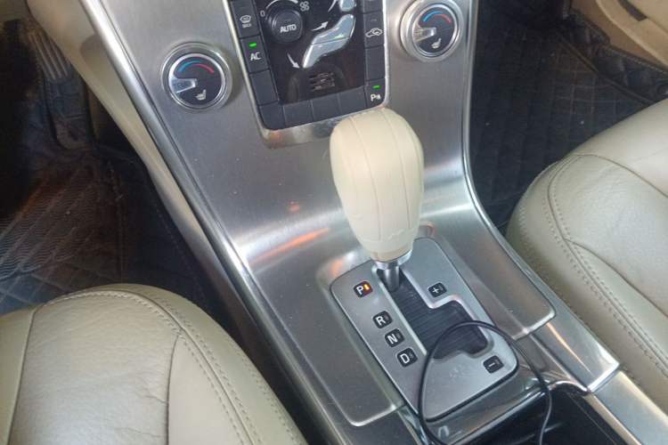 Used Volvo XC60 2011 2.0T Zhiya Edition Gear Lever