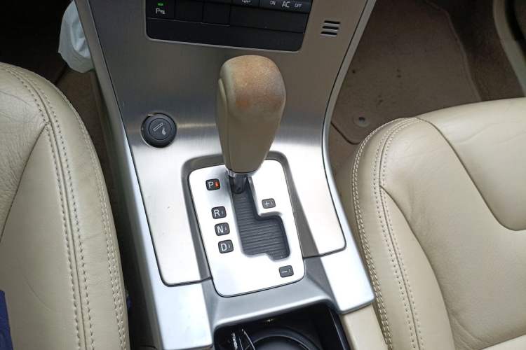 Used Volvo XC60 2011 2.0T Zhiya Edition Gear Lever