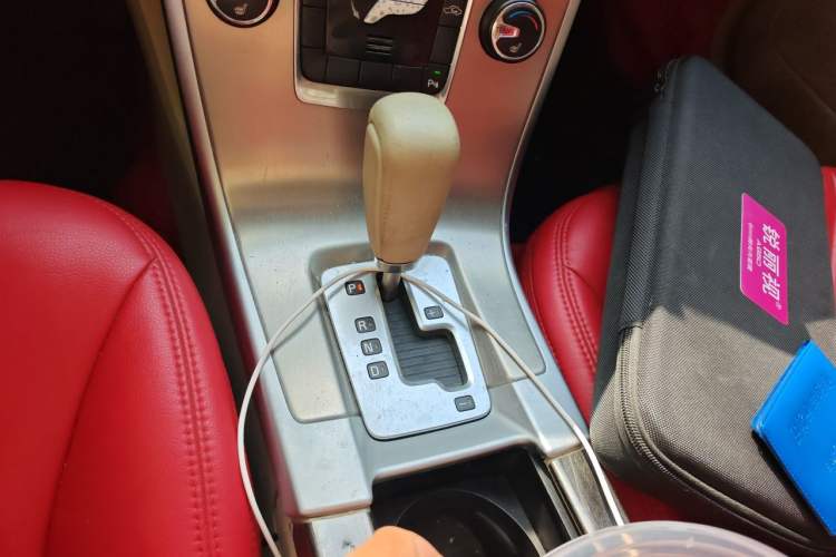 Used Volvo XC60 2011 2.0T Zhiya Edition Gear Lever