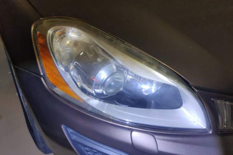 Used Volvo XC60 2011 2.0T Zhiya Edition Right Front Headlight