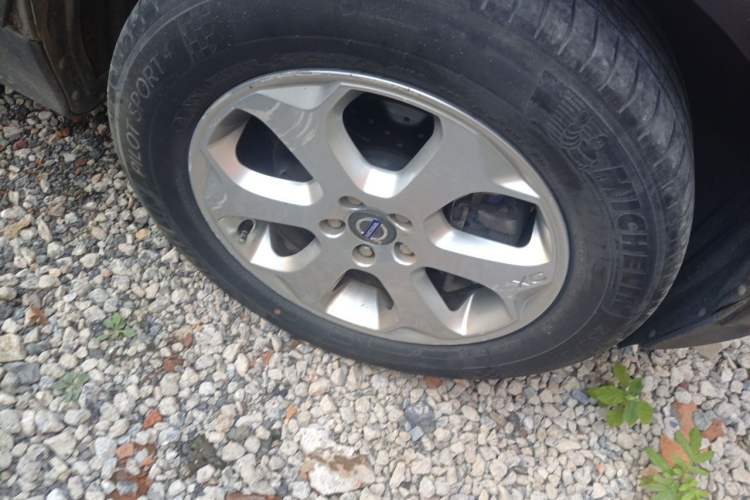 Used Volvo XC60 2011 2.0T Zhiya Edition Right Front Wheel Hub
