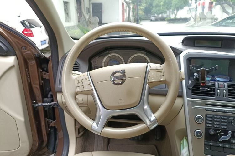 Used Volvo XC60 2011 2.0T Zhiya Edition Steering Wheel