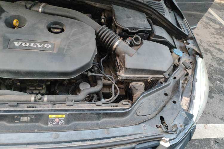 Used Volvo XC60 2011 2.0T Zhiya Edition Engine Bay Left