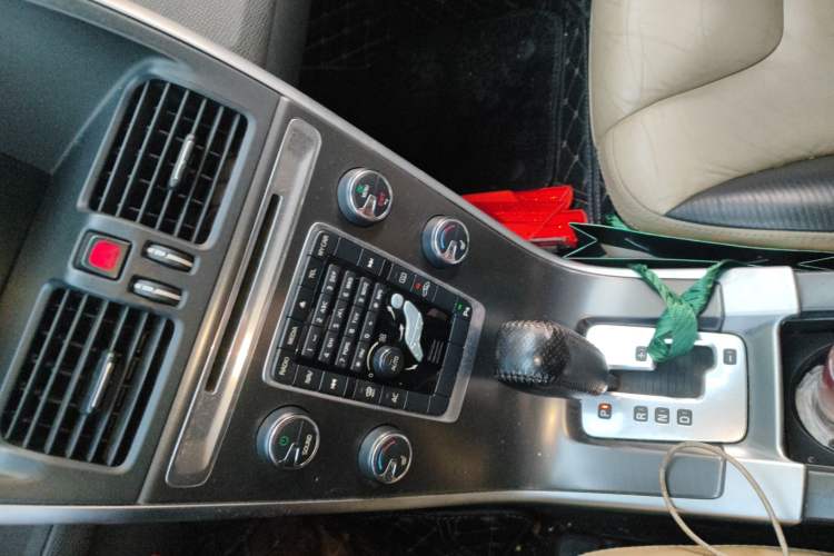 Used Volvo XC60 2011 2.0T Zhiya Edition Gear Lever