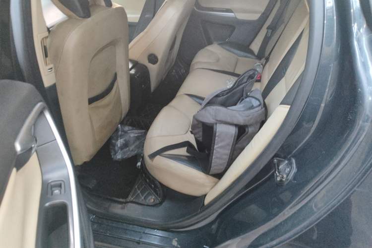 Used Volvo XC60 2011 2.0T Zhiya Edition Left Rear Seat
