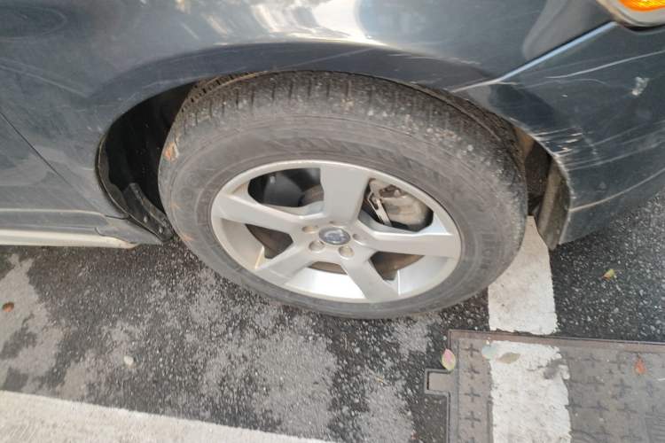 Used Volvo XC60 2011 2.0T Zhiya Edition Right Front Wheel Hub