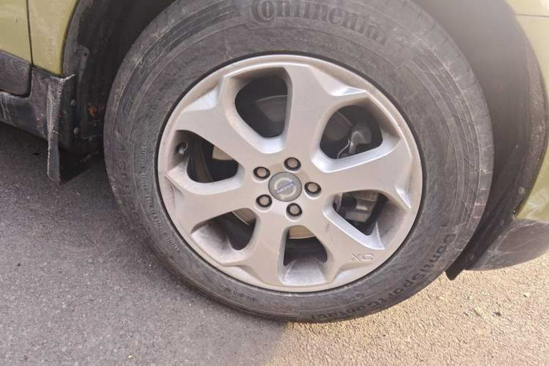 Used Volvo XC60 2011 2.0T ZhiZun Edition Right Front Wheel Hub