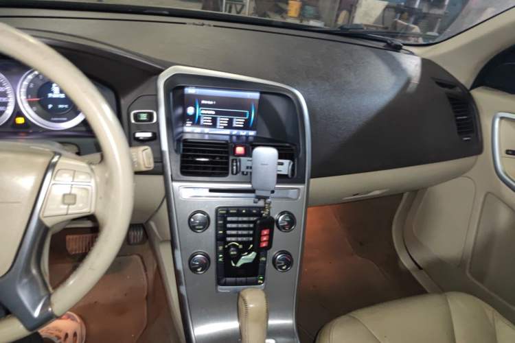 Used Volvo XC60 2011 2.0T Zhiya Edition Audio And AC Panel