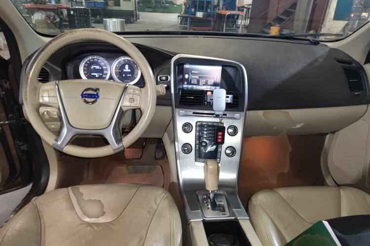 Used Volvo XC60 2011 2.0T Zhiya Edition Center Console