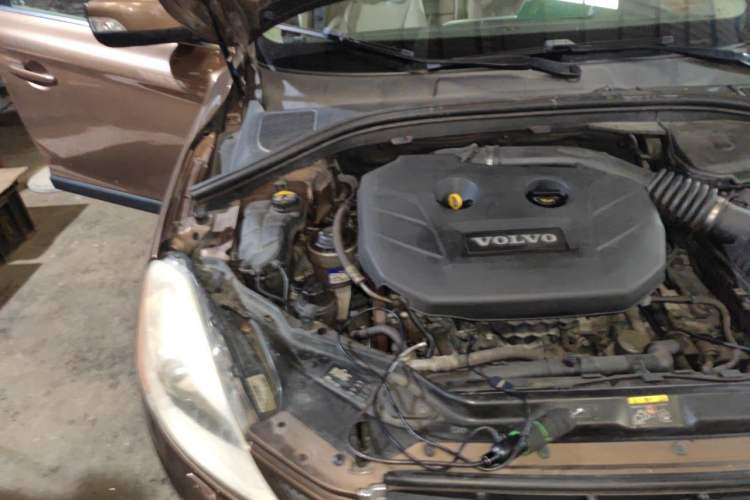Used Volvo XC60 2011 2.0T Zhiya Edition Engine Bay Right