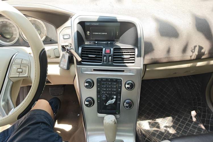 Used Volvo XC60 2011 2.0T Zhiya Edition Audio And AC Panel