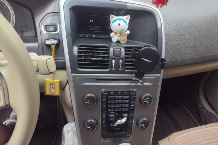 Used Volvo XC60 2011 2.0T Zhiya Edition Audio And AC Panel