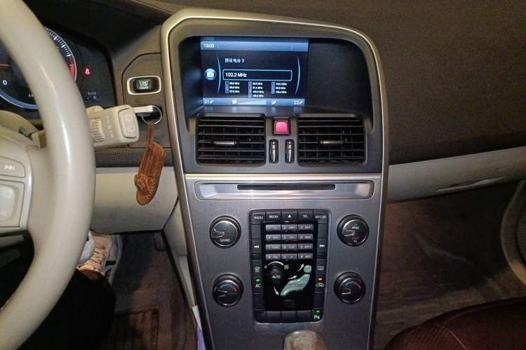 Used Volvo XC60 2011 2.0T Comfort Edition Audio And AC Panel