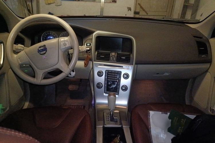 Used Volvo XC60 2011 2.0T Comfort Edition Center Console