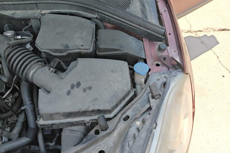 Used Volvo XC60 2011 2.0T Zhiya Edition Engine Bay Left