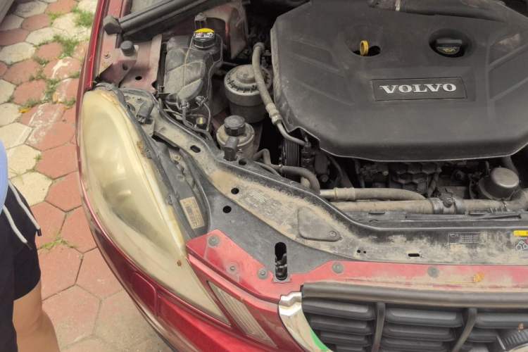 Used Volvo XC60 2011 2.0T Zhiya Edition Engine Bay Right