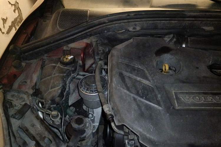 Used Volvo XC60 2011 2.0T Comfort Edition Engine Bay Right