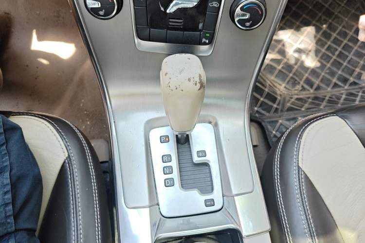 Used Volvo XC60 2011 2.0T Zhiya Edition Gear Lever