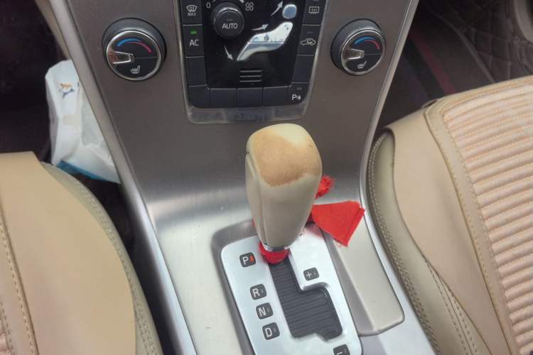 Used Volvo XC60 2011 2.0T Zhiya Edition Gear Lever