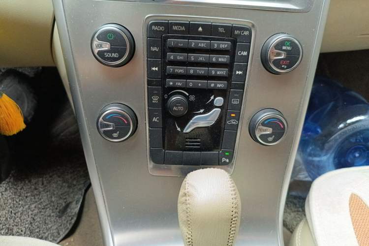 Used Volvo XC60 2011 2.0T Zhiya Edition Gear Lever