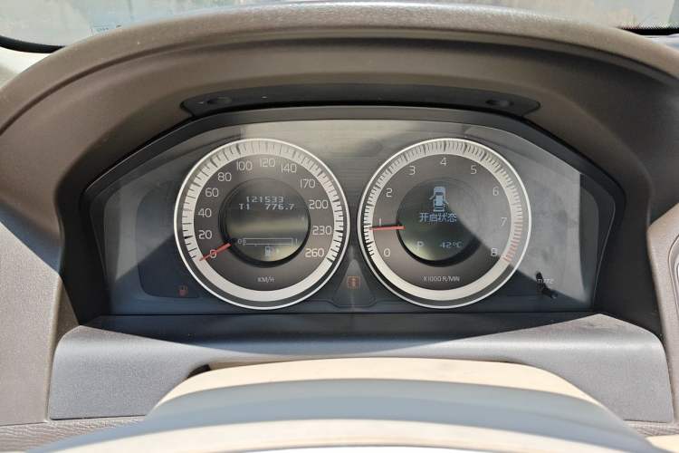 Used Volvo XC60 2011 2.0T Zhiya Edition Instrument Cluster