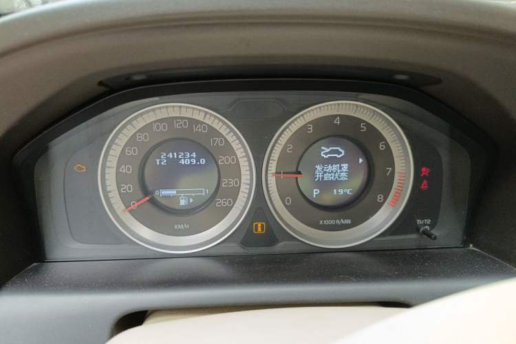 Used Volvo XC60 2011 2.0T Zhiya Edition Instrument Cluster